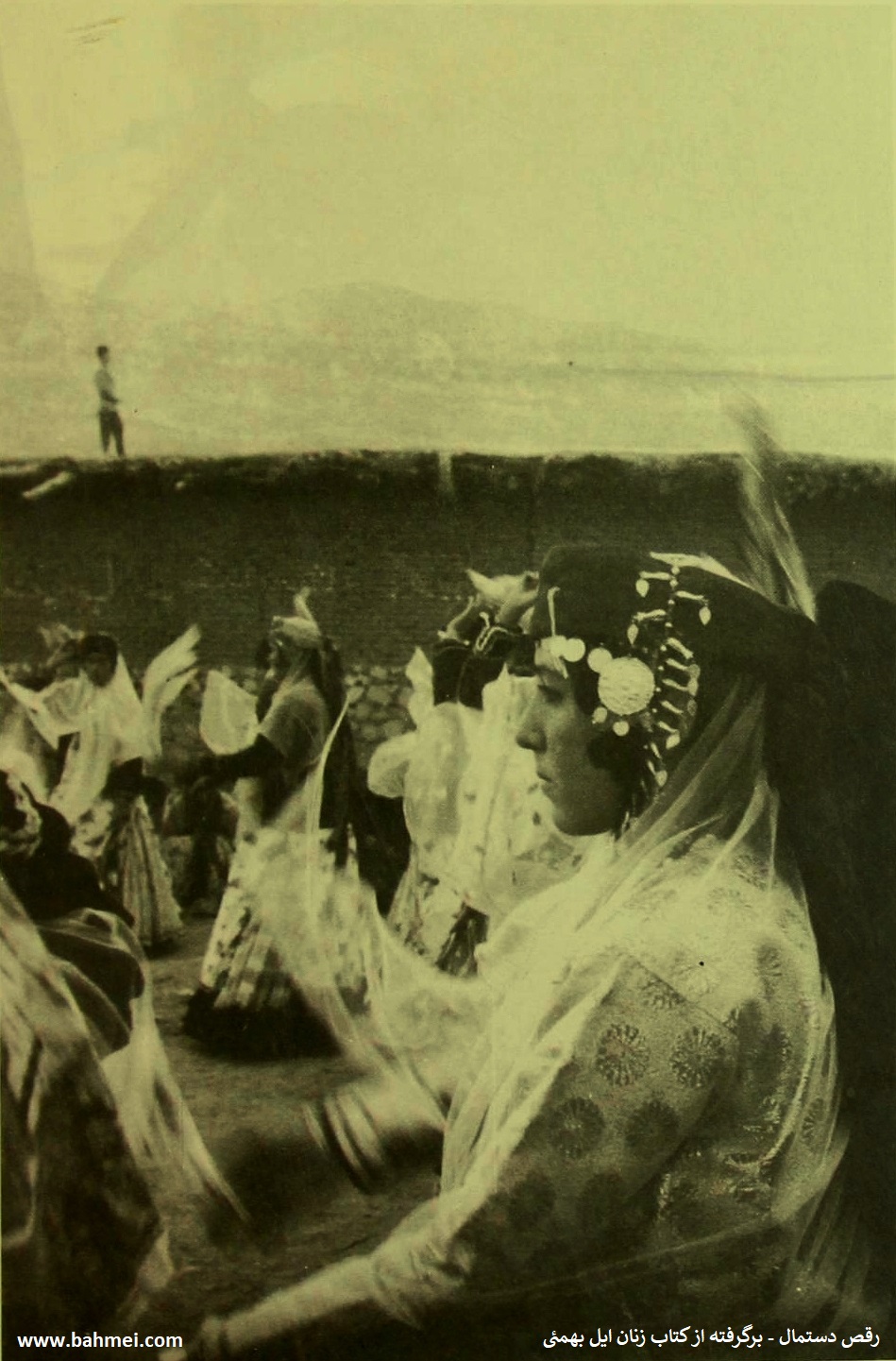رقص دستمال در مراسم عروسی